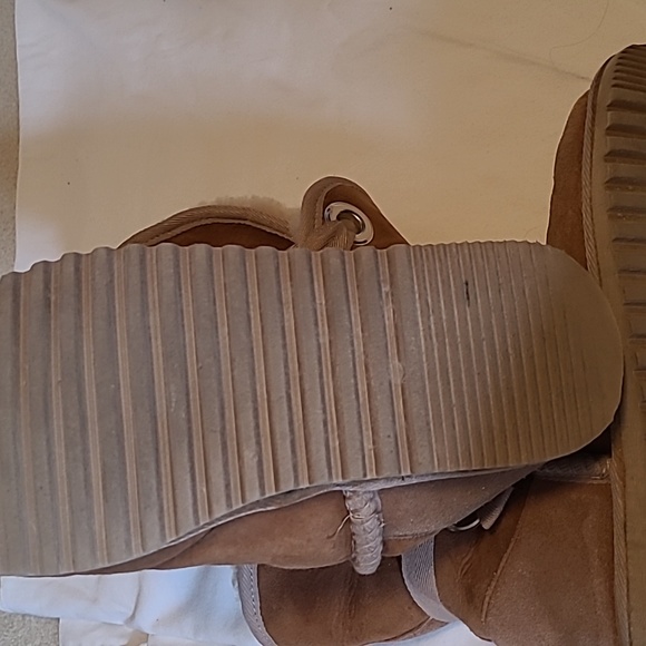 UGG Bailey Boots - Picture 3 of 7